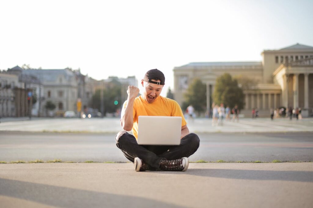 happy laptop -